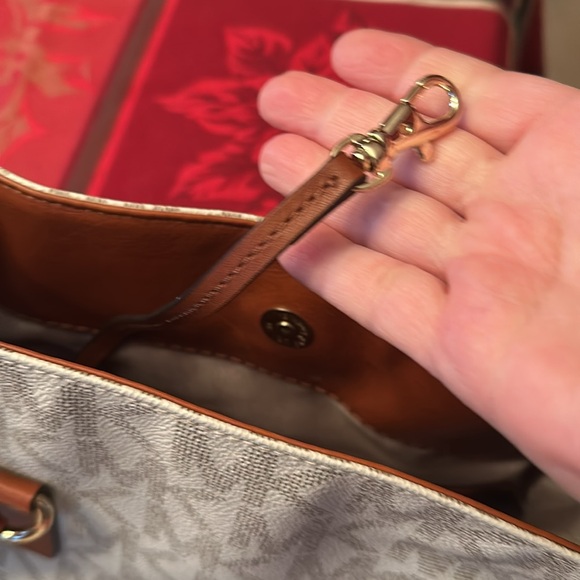 MK handbag and wallet set bought at Same times white w/tan handbag - Picture 5 of 16